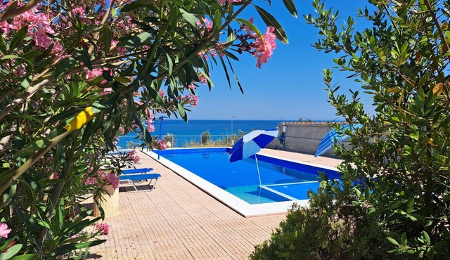 Simple seafront flat with pool in Ilia, Peloponnese, Greece in Kastro