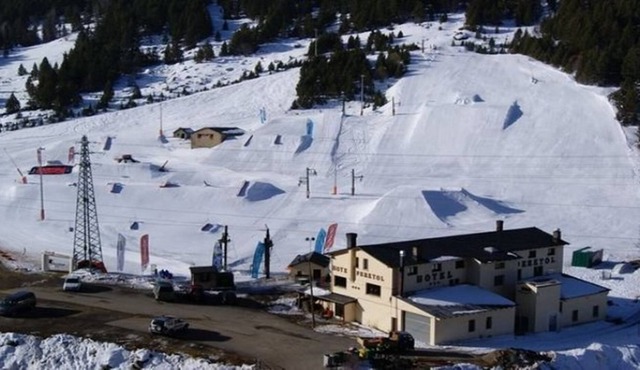 Ski in chalet-hotel with freestyle park in Soldeu