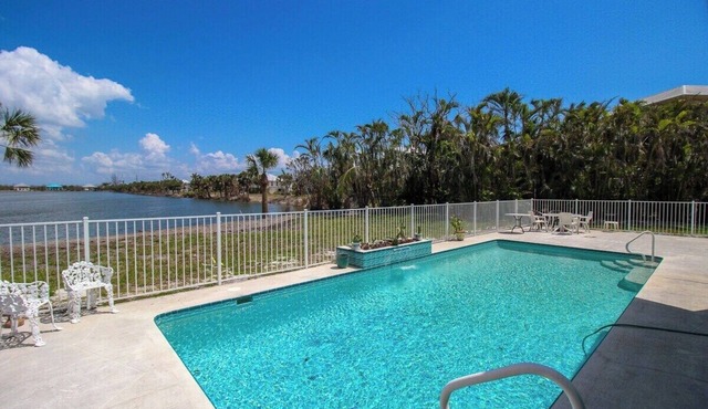 Spacious 3/2 pool home on Sanibel Island - 10 min walk to beach - Lily Pad in Sanibel