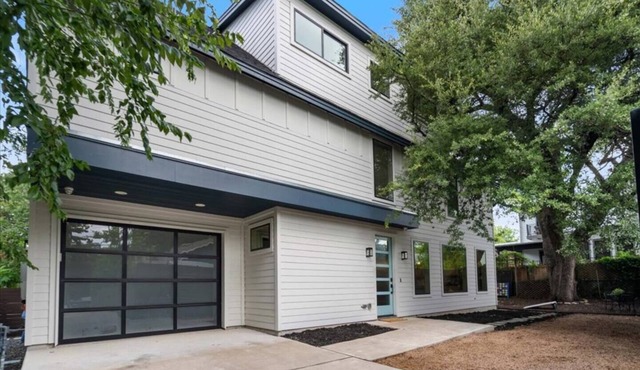 Spacious 5BR Central Austin Home w/Pool, Sleeps 13 in Austin