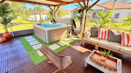 Spacious 5BR Private Home, Heated Pool & Salt Water Spa, Minutes from Beaches in Bradenton