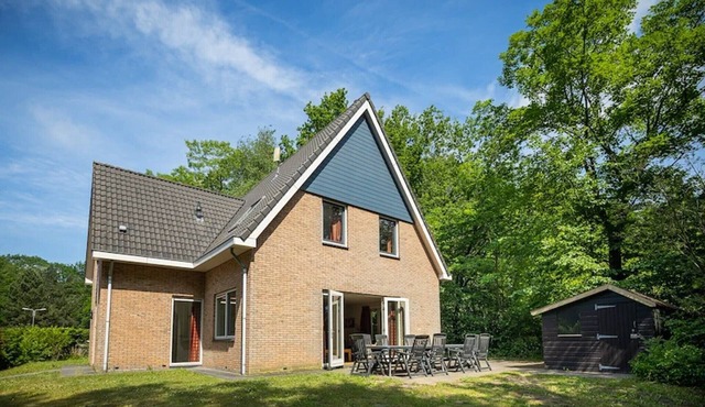 Spacious forest retreat with sauna in Kootwijk