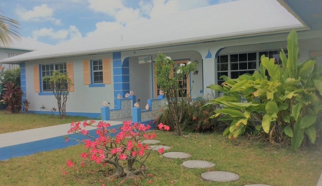 Spacious villa - 1- minute to pristine beach, dock - Free, kayak, SUP, bikes in Spanish Wells
