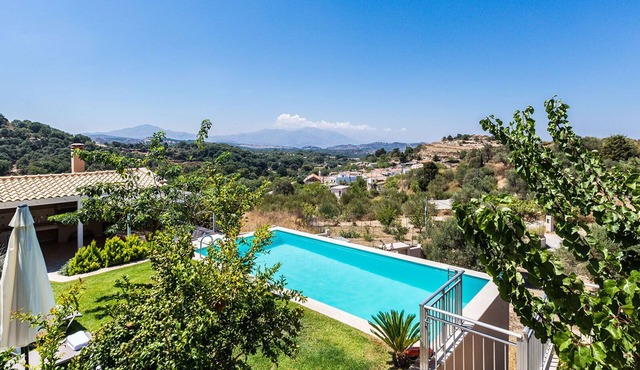 Spacious villa with full privacy & nature views! in Rethymno