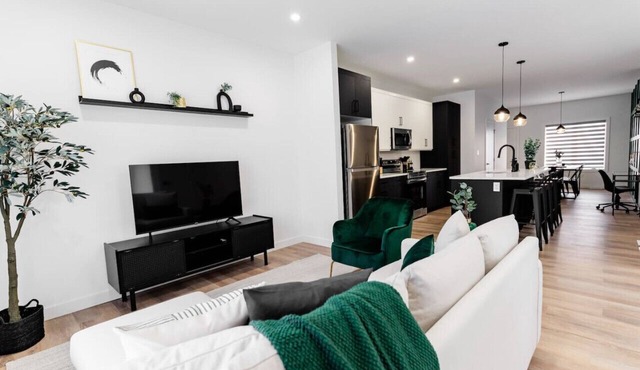 *Spacious w/Style | Free Parking | 7 min Airport* in Winnipeg