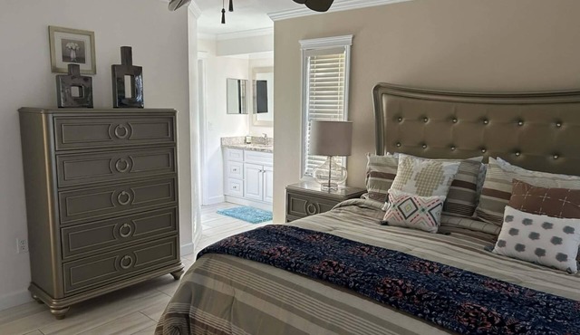 SPRING SPECIAL! 2/2 BEAUTIFUL VILLA! 2 BR, 2 BA, Heated pool and Jacuzzi! WiFi in Sarasota