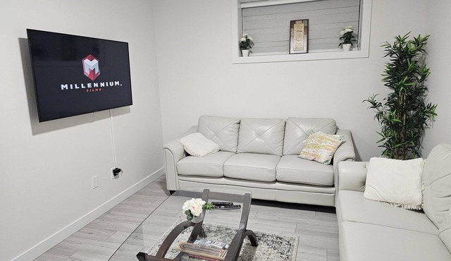 Stay in Style - Guest Suite - 2bedroom/2bath in Windermere Community in Edmonton
