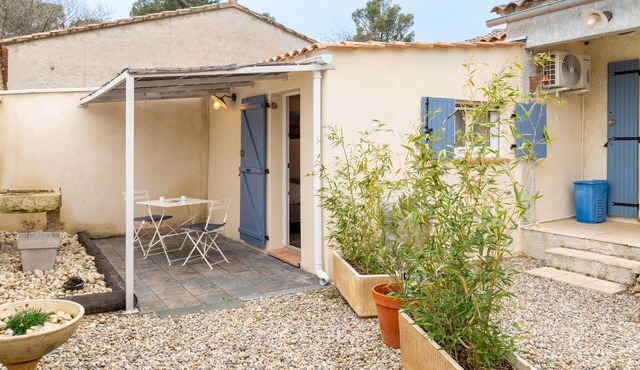 Studio 'Villa Loriol du Comtat' with Shared Pool and Private Terrace in Loriol-du-Comtat