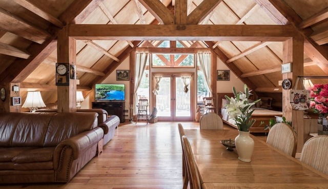 Stunning cabin, rustic decorations, great view of Mts., expansive patio in Hope
