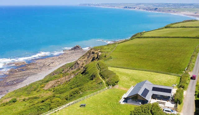 Stunning luxury cliff top retreat - direct access to the South West Coast Path. in Bude