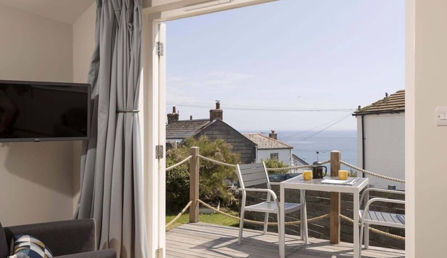 Stylish Boatshed with Sea Views, Private Parking in Gorran Haven