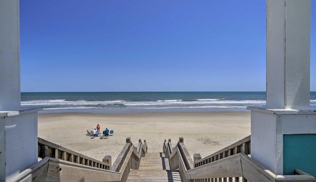 Stylish Coastal Home Walk to Corolla Beach! in Corolla