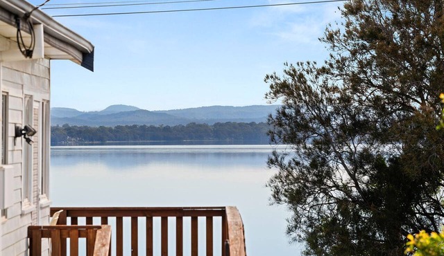 Sunbeam Cottage on the Lake in Toukley