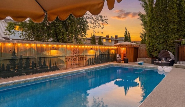 The Evergreen Château - Pool & HotTub - Barrel Sauna - Gym in Edmonton