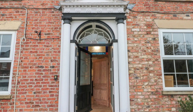 THE OLD POST OFFICE, pet friendly, with hot tub in York in York