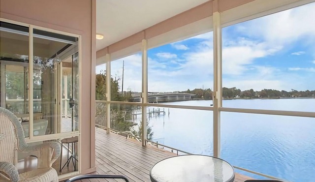 Tide view - A waterfront retreat with a BBQ, Kayak in Toukley
