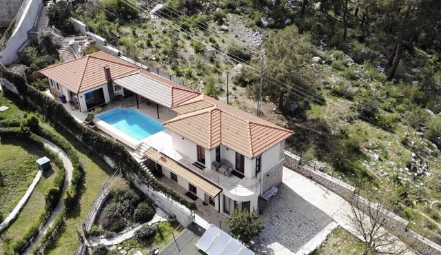 Esiyok Villa in Antalya with heated pool in Hisarcandir Mahallesi Konyaalti