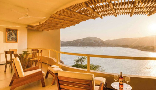 Villas Kaukan 301: Effortless Beachfront Living in Zihuatanejo