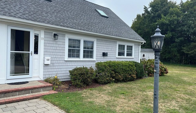 Walk to beach and town: 3-bedroom condo with AC and WiFi in lovely Falmouth. in Falmouth