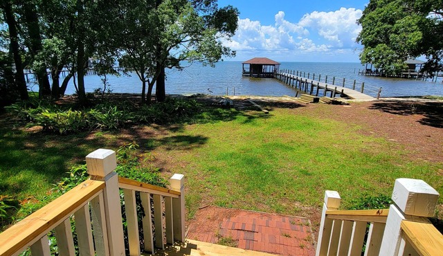 Waterfront home on Mobile Bay w/pier for watching sunsets, swimming/fishing. in Fairhope