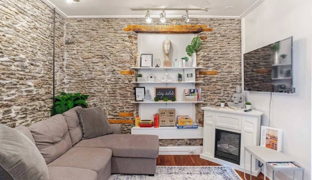 Work, Visit & Relax Downtown | Wi-Fi + Laundry in Belleville