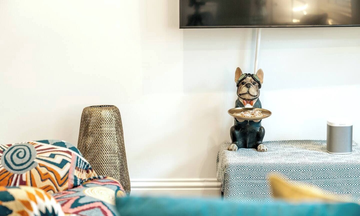 Earl's Court Apartment | Modern 1-bedroom, 1-bathroom apartment in Kensington/Chelsea, just 8 minutes’ walk to Earl’s Court Tube. Close to Westfield, Holland Park, top museums, and local cafés — perfect for couples, solo travellers, or short city stays.