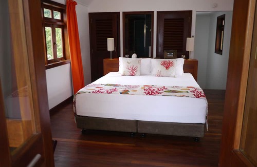 Silhouette Island Cabin | La Belle Tortue