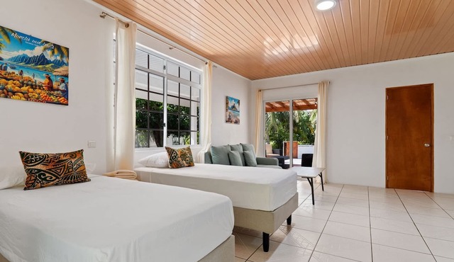 2BR Moorea Retreat With Private Canal BBQ in Moorea-Maiao