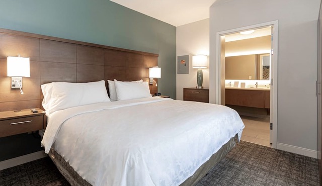 2 Bedroom | Free Breakfast. Outdoor Pool. Gym. in Montgomery