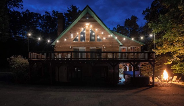 Massive Log Cabin, 8 acres, Hot Tub, Sauna Firepit in Lakeville