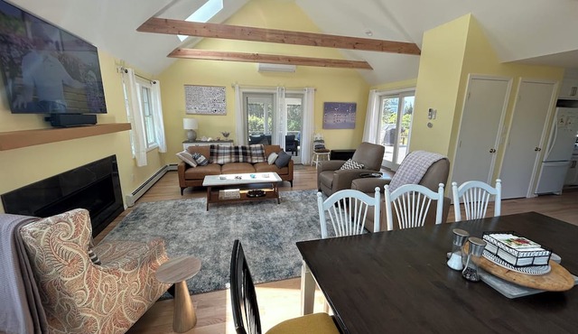 PRIVATE BEACH, 2 min walk. WIFI, AC, sunny/clean. New Kitchen & screened porch. in North Truro