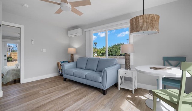 Coastal Chic Cottage "Sandpiper" minutes to the beach! Free bikes in Sanibel