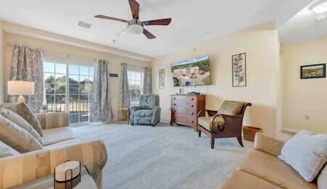 Spacious 1 king bedroom WiFi on-site restaurant in Moneta