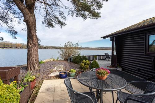Keer Lodge a lakeshore haven Pine Lake Resort in Carnforth