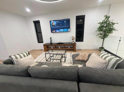 Downtown Luxe Elegant Stay for 2 King Ensuite in High River