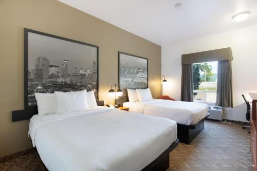 Super 8 by Wyndham Calgary Shawnessy Area in Calgary